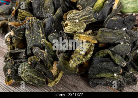 Cetriolo secco di tacchino ripieno di carne macinata, riso, erbe e spezie. Il cetriolo ripieno è un piatto tradizionale turco di Gaziantep. Nome locale Foto Stock