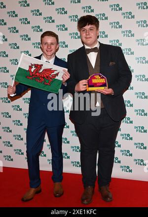 LONDRA, REGNO UNITO. 25 giugno 2024. Giovani registi di Ysgol Bro Dinefwr con il premio Best Film - età 12 - 15 anni per "Language of Cymraeg" agli Into Film Awards 2024 all'Odeon Luxe Leicester Square il 25 giugno 2024 a Londra, Inghilterra. Credito: Vedi li/Picture Capital/Alamy Live News Foto Stock