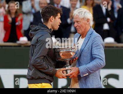 La leggenda del tennis Bjorn Borg cede il trofeo a Carlos Alcaraz all'Open di Francia 2024, Roland Garros, Parigi, Francia. Foto Stock