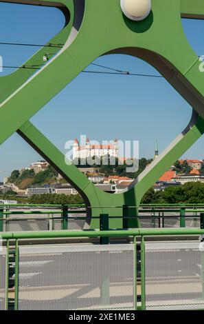 Il Ponte Vecchio sul Danubio con il Castello di Bratislava sullo sfondo. Bratislava. Slovacchia. Foto Stock