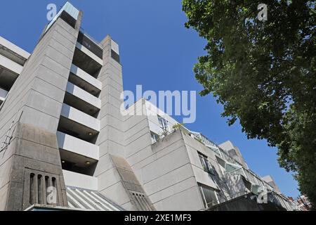 Brunswick Centre, Londra, Regno Unito. Famoso sviluppo abitativo brutalista degli anni '1960 a Brunswick Square, Bloomsbury. Dettaglio dell'altitudine est. Foto Stock