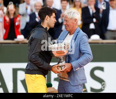 La leggenda del tennis Bjorn Borg cede il trofeo a Carlos Alcaraz all'Open di Francia 2024, Roland Garros, Parigi, Francia. Foto Stock