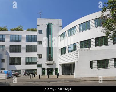 L'ex Daimler Hire Garage in Herbrand Street, Londra, Regno Unito. Famoso edificio Art Deco ora occupato dall'agenzia pubblicitaria McCann Erickson. Foto Stock