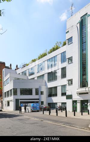 L'ex Daimler Hire Garage in Herbrand Street, Londra, Regno Unito. Famoso edificio Art Deco ora occupato dall'agenzia pubblicitaria McCann Erickson. Foto Stock