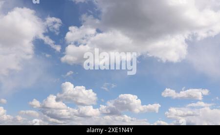 Nuvole bianche e luminose sul cielo blu Foto Stock