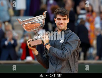 Carlos Alcaraz vincitore dell'Open di Francia 2024 con il trofeo al Roland Garros di Parigi, Francia. Foto Stock