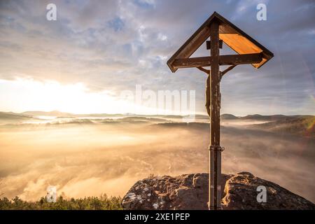 LLandscape fotografato all'alba, scogliere di arenaria nel mezzo della foresta. Foresta del Palatinato, Germania Foto Stock