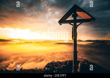 LLandscape fotografato all'alba, scogliere di arenaria nel mezzo della foresta. Foresta del Palatinato, Germania Foto Stock