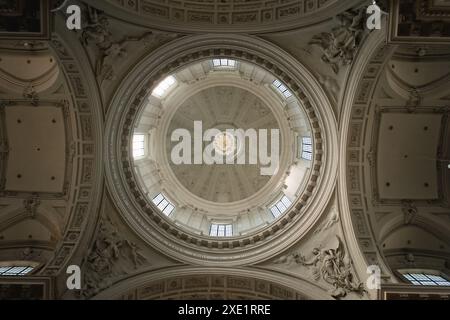 Cupola principale della cattedrale di Saint Aubain a Namur, Belgio. Vista interna. Foto Stock