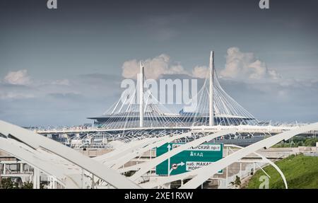 Russia, St. Petersburg, 7 luglio 2023: Autostrada del diametro occidentale ad alta velocità con il sole limpido, prati verdi lungo il Foto Stock