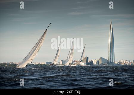 Russia, St. Pietroburgo, 07 luglio 2023: Costruzione in Europa - grattacielo Lakhta centro attraverso barca a vela, gas e petrolio comp Foto Stock