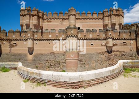 Vista esterna del castello in mattoni Mudejar Coca, della provincia di Segovia e di Castilla Leon in Spagna. Foto Stock