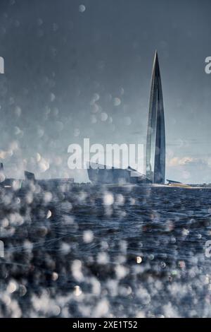 Russia, St. Pietroburgo, 07 luglio 2023: Costruzione in Europa - grattacielo Lakhta centro attraverso acqua spalghe, gas e petrolio co Foto Stock