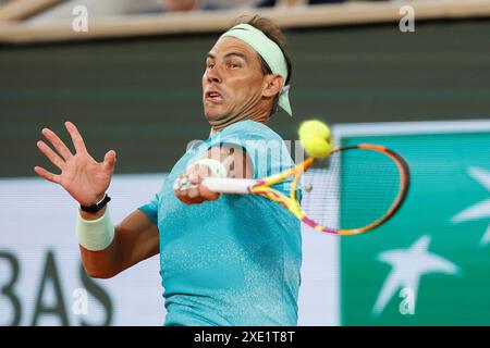Il tennista spagnolo Rafael Nadal in azione all'Open di Francia, Roland Garros, Parigi, Francia. Foto Stock