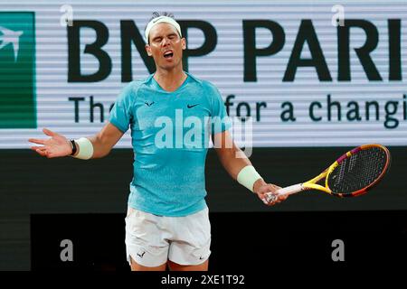 Il tennista spagnolo Rafael Nadal reagisce all'Open di Francia, Roland Garros, Parigi, Francia. Foto Stock