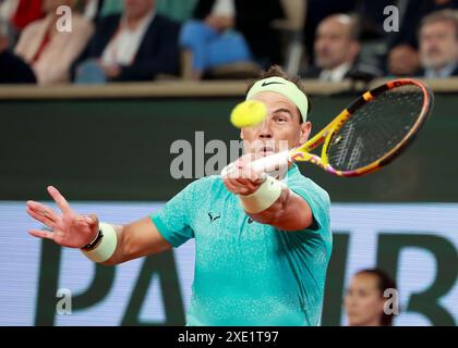 Il tennista spagnolo Rafael Nadal in azione all'Open di Francia, Roland Garros, Parigi, Francia. Foto Stock