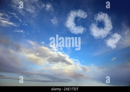 Cielo blu con formula chimica CO2 e nuvole. Emissioni di anidride carbonica Foto Stock