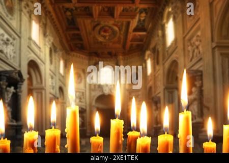 Molte candele della chiesa bruciano nel tempio, primo piano Foto Stock