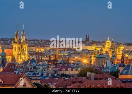 Ammira la città vecchia di Praga di notte con le torri della chiesa di Tyn Foto Stock