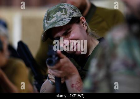 Kiev, Ucraina. 22 giugno 2024. Un civile ucraino ha visto prepararsi a sparare un bersaglio durante i corsi di addestramento militare per civili a Kiev. (Credit Image: © Mohammad Javad Abjoushak/SOPA Images via ZUMA Press Wire) SOLO PER USO EDITORIALE! Non per USO commerciale! Foto Stock