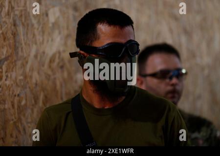 Kiev, Ucraina. 22 giugno 2024. Un civile ucraino mascherato visto durante i corsi di addestramento militare per civili a Kiev. (Credit Image: © Mohammad Javad Abjoushak/SOPA Images via ZUMA Press Wire) SOLO PER USO EDITORIALE! Non per USO commerciale! Foto Stock