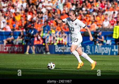 Berlino, Germania. Martedì 25 giugno 2024 Patrick Wimmer (Oesterreich, #23) AM Ball, GER, Paesi Bassi (NED) vs Austria (AUT), Fussball Europameisterschaft, UEFA EURO 2024, gruppo D, 3. Spieltag, 25.06.2024 foto: Eibner-Pressefoto/Michael Memmler/Alamy Live News Foto Stock
