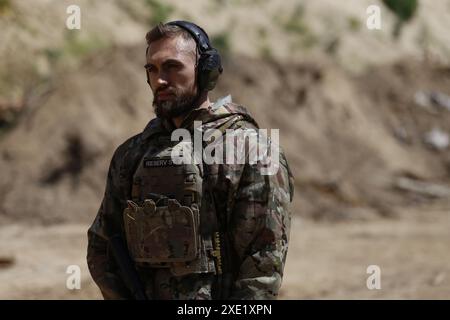 22 giugno 2024, Kiev, Ucraina: Un civile ucraino guarda durante i corsi di addestramento militare per civili a Kiev. (Credit Image: © Mohammad Javad Abjoushak/SOPA Images via ZUMA Press Wire) SOLO PER USO EDITORIALE! Non per USO commerciale! Foto Stock