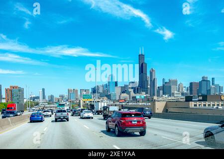 Guida attraverso la città di chicago, illinois, sull'autostrada Foto Stock