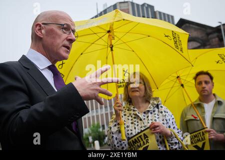 Edimburgo Scozia, Regno Unito 25 giugno 2024. Il primo ministro scozzese John Swinney MSP fuori Summerhall incontra gli attivisti SNP durante la campagna elettorale generale. credito sst/alamy notizie in diretta Foto Stock