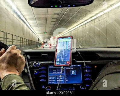 Guidare in un'auto uber attraverso un tunnel Foto Stock