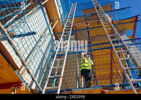 Ispettore di sicurezza. Funzionamento del sistema di sicurezza resa. Protezione nei lavori di costruzione. Sistema che elimina la possibilità che le persone cadano Foto Stock