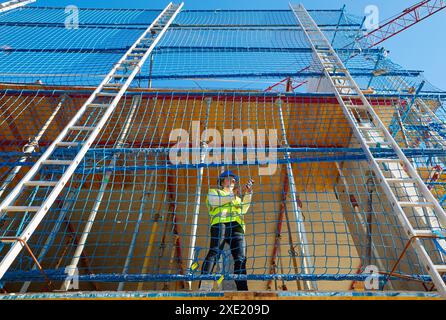 Ispettore di sicurezza. Funzionamento del sistema di sicurezza resa. Protezione nei lavori di costruzione. Sistema che elimina la possibilità che le persone cadano Foto Stock