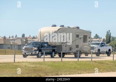 Calgary, Alberta, Canada. 13 agosto 2023. Un pick-up che traina un camper per per camper durante l'estate su un'autostrada. Foto Stock