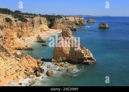 Praia da Marinha, Carvoeiro, Algarve, Portogallo. Archi nelle insolite formazioni rocciose, causati dall'enorme terremoto e dallo tsunami del 1755. Foto Stock