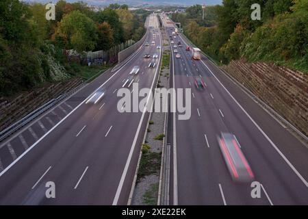 Foto a lunga esposizione del traffico con tracce sfocate delle auto, vista dall'alto. strada, auto, traffico sfocato, sera, vista dall'alto. Autostrada Foto Stock