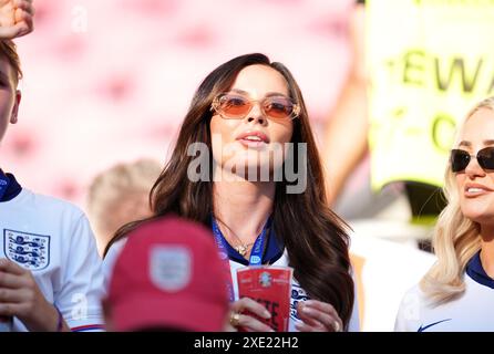 Ellie Alderson, partner dell'inglese Ollie Watkins, e Megan Davison, moglie del portiere inglese Jordan Pickford, in palio per la partita UEFA Euro 2024 del gruppo C allo stadio di Colonia, in Germania. Data foto: Martedì 25 giugno 2024. Foto Stock