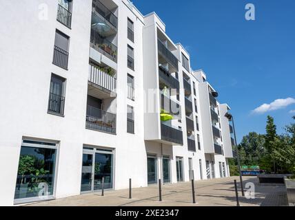 Moderno edificio di appartamenti bianco visto a Berlino, Germania Foto Stock