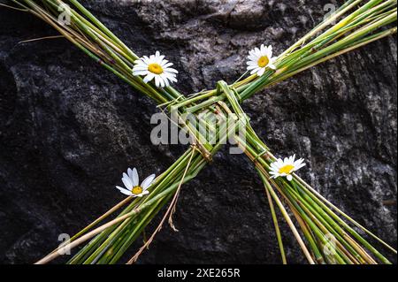 Santa Croce di Brigidi simbolo pagano irlandese della casa benedicente protezione dal male e dal fuoco. Prodotto tradizionalmente in Irlanda il primo giorno di primavera a Imbloc Foto stock