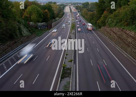 Luci notturne dai fari delle auto sulla rotatoria della città notturna. Tracce di fari sulla strada di notte, esposizione prolungata. Drone ae Foto Stock