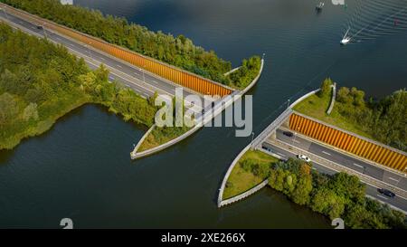 Vista del ponte sull'acqua Aquaduct Veluwemeer che consente il passaggio del traffico veicolare e fluviale Foto Stock