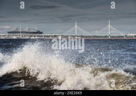 Russia, St. Petersburg, 07 luglio 2023: Nuovo stadio Gazprom Arena e ponte strallato all'orizzonte nelle giornate di sole, acque calme Foto Stock