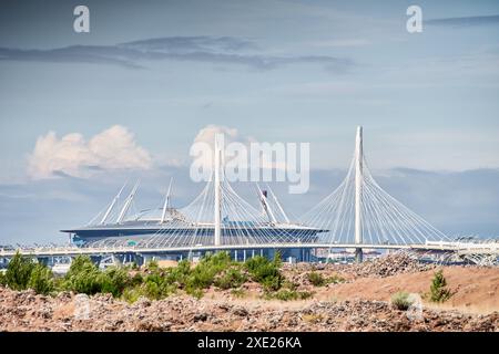 Russia, St. Petersburg, 7 luglio 2023: Autostrada del diametro occidentale ad alta velocità con il sole limpido, prati verdi lungo il Foto Stock