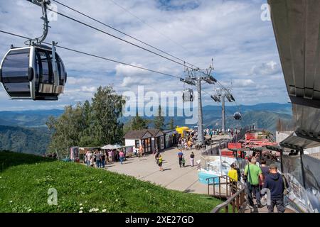 Primo piano di una cabina della seggiovia sullo sfondo delle montagne Foto Stock