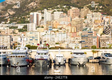 Monte Carlo, Monaco - Port Hercule con yacht di lusso, barche, e skyline paesaggio Foto Stock