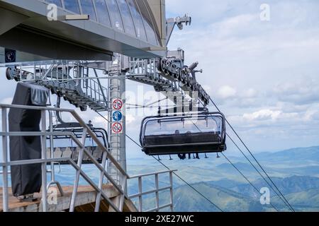 Primo piano di una cabina della seggiovia sullo sfondo delle montagne Foto Stock