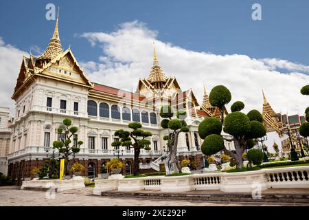 Vista di Phra Thinang Chakri Maha Prasat nel complesso del Grand Palace reale tailandese a Bangkok. Foto Stock