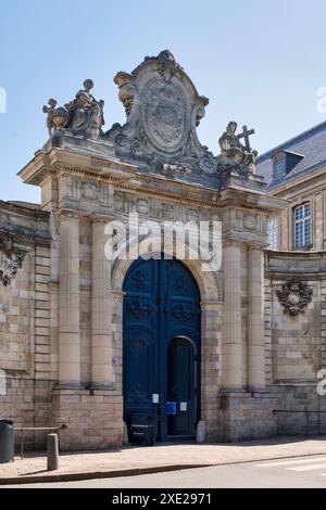 La porta dell'Abbazia di Saint-Vaast, un monastero benedettino fondato nel 667 che dal 1825 ospita il Museo di Belle Arti Arras Foto Stock