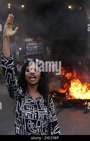 Kolkata, India. 25 giugno 2024. Un attivista che protesta mentre le gomme e un'effigie bruciano durante una protesta contro la recente truffa nell'esame NEET e UGC-NET. Studenti di numerosi partiti politici hanno protestato contro presunte irregolarità governative. Il 25 giugno 2024 a Kolkata, India. (Foto di Dipa Chakraborty/ credito: Eyepix Group/Alamy Live News Foto Stock