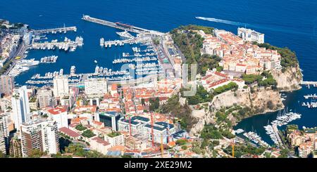 Monte Carlo: Vista panoramica della città con il mare blu in estate Foto Stock