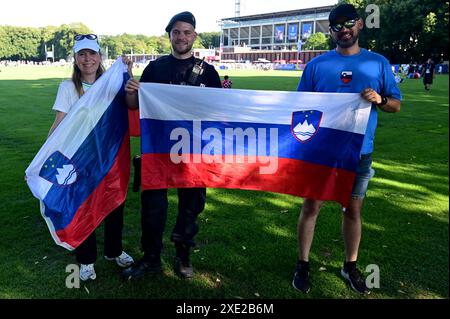 Colonia, Germania. 25 giugno 2024. Tifosi sloveni prima della partita di calcio UEFA Euro 2024 tra Inghilterra e Slovenia allo stadio di Colonia, Colonia, Germania. (Igor Kupljenik/SPP) credito: SPP Sport Press Photo. /Alamy Live News Foto Stock